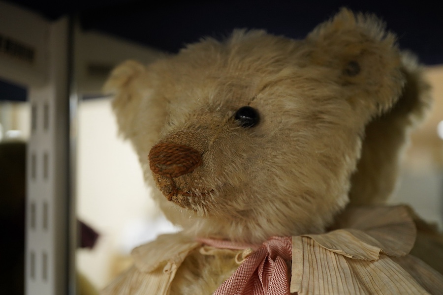 A Steiff blonde teddy bear, c.1907, approx. 36cm long